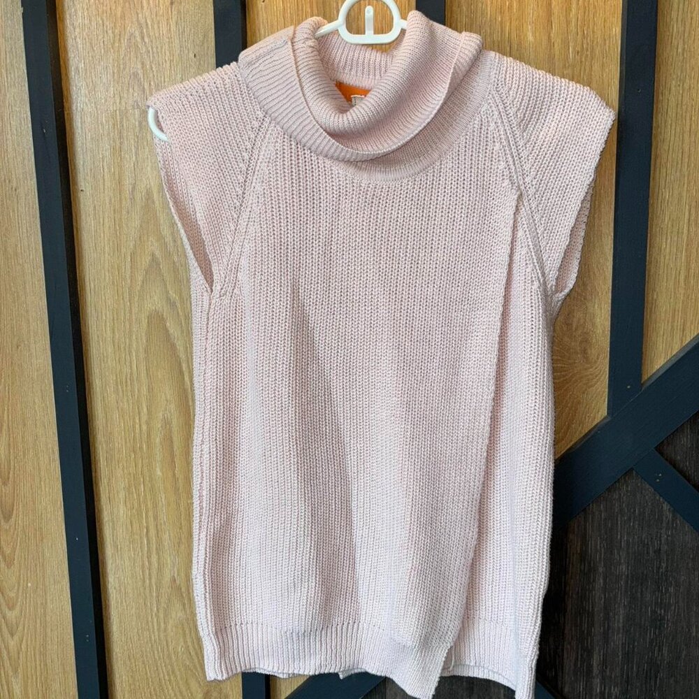 ONE A sleeves-less sweater